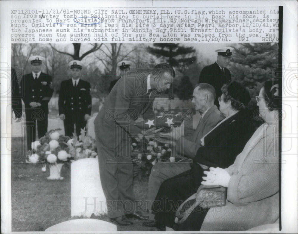 1961 Press Photo Flag Presented to Bart Ogilvie He Lost His Son Days After Pearl - Historic Images