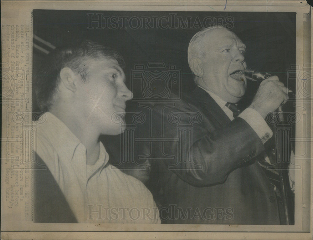 1968 Press Photo Actor Pat O'Brien Speaking At Notre Dame Pep Rally Football - Historic Images