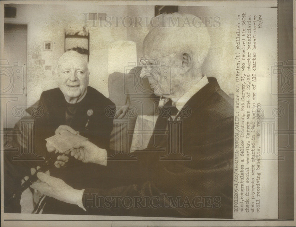 1970 Press Photo Actor Pat O&#39;Brien Congratulating Pat Garvey Social Security - Historic Images