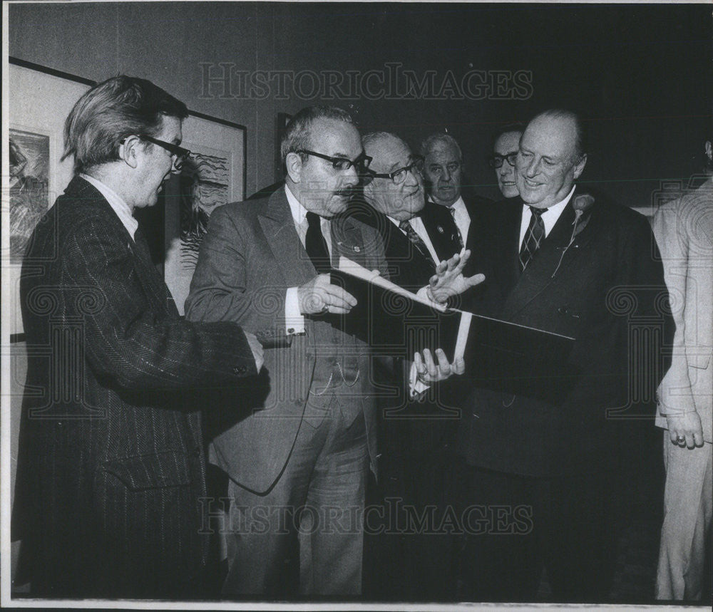 1975 Press Photo King Olav V Of Norway At Artist Edvard Munch&#39;s Print Exhibit - Historic Images