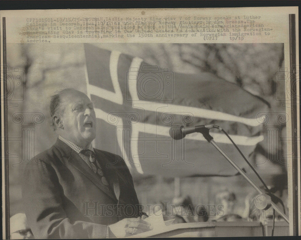 1975 Press Photo Norwegian King Olav Speaking At Luther College Flag Behind - Historic Images