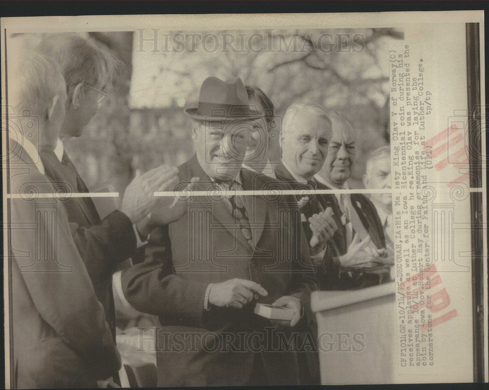 1975 Press Photo King Olav V Norway Luther College Decorah Iowa Robert Ray - Historic Images