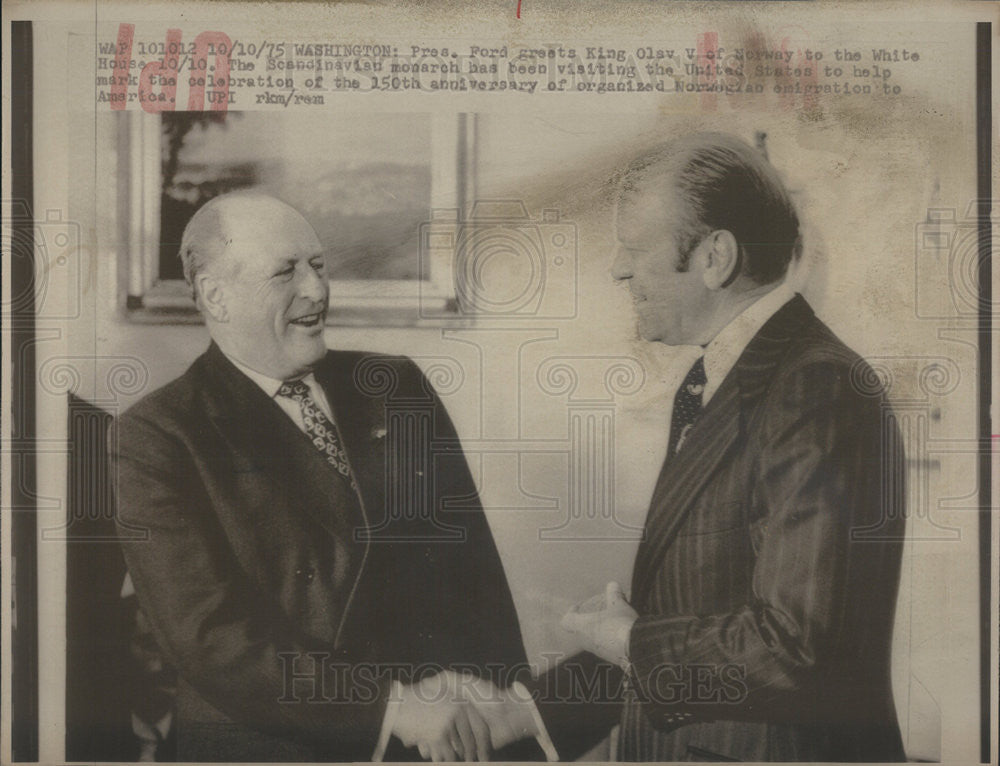 1975 Press Photo President Ford greets King Olav V of Norway at the White House - Historic Images