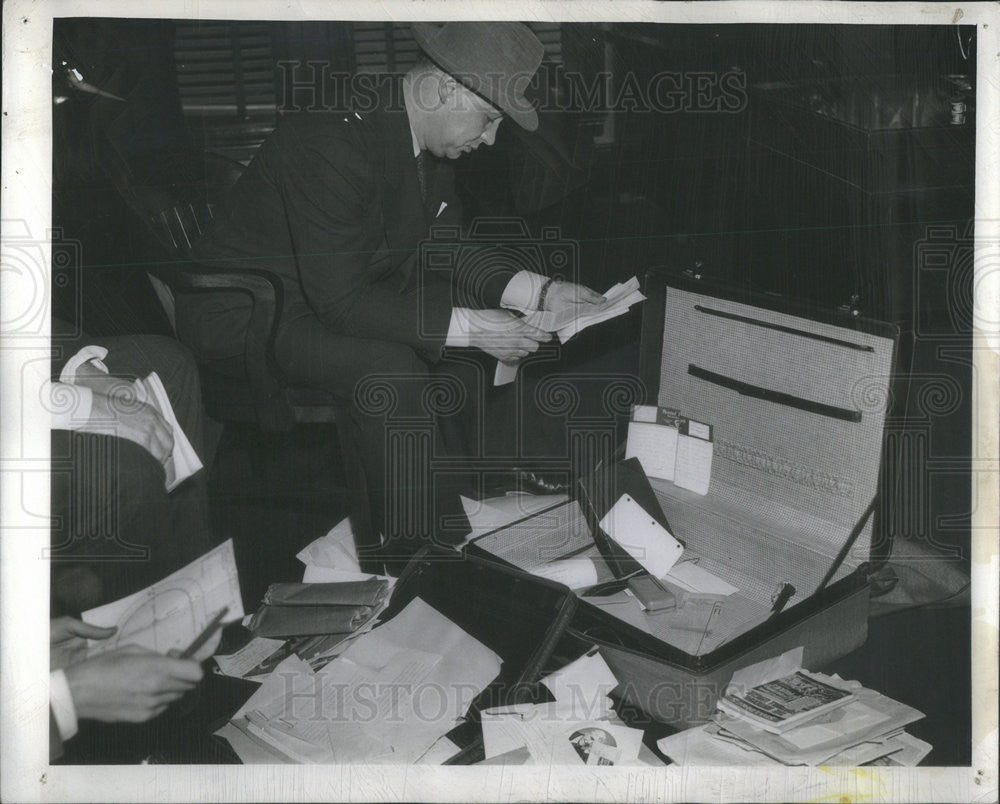 1939 Press Photo Deputy Coroner Anthony C. Pruinski Examines O&#39;Hare&#39;s Apartment - Historic Images