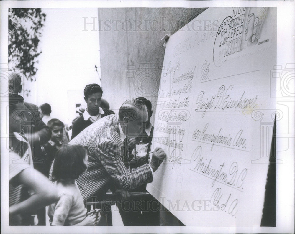 1954 Press Photo O&#39;Dwyer and other invite IKE to Mexico City with huge postcard - Historic Images