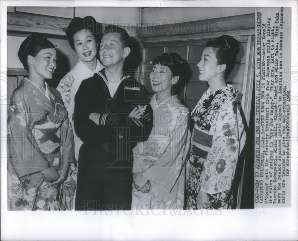 1960 Press Photo Actor Donald O&#39;Connor w/ 4 Japanese girls in &quot;Cry For Happy&quot; - Historic Images