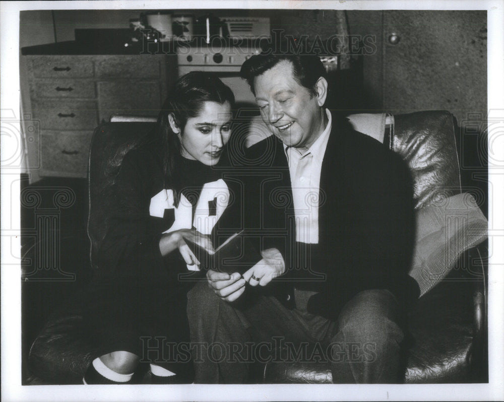 Press Photo Father and daughter reading a book - Historic Images