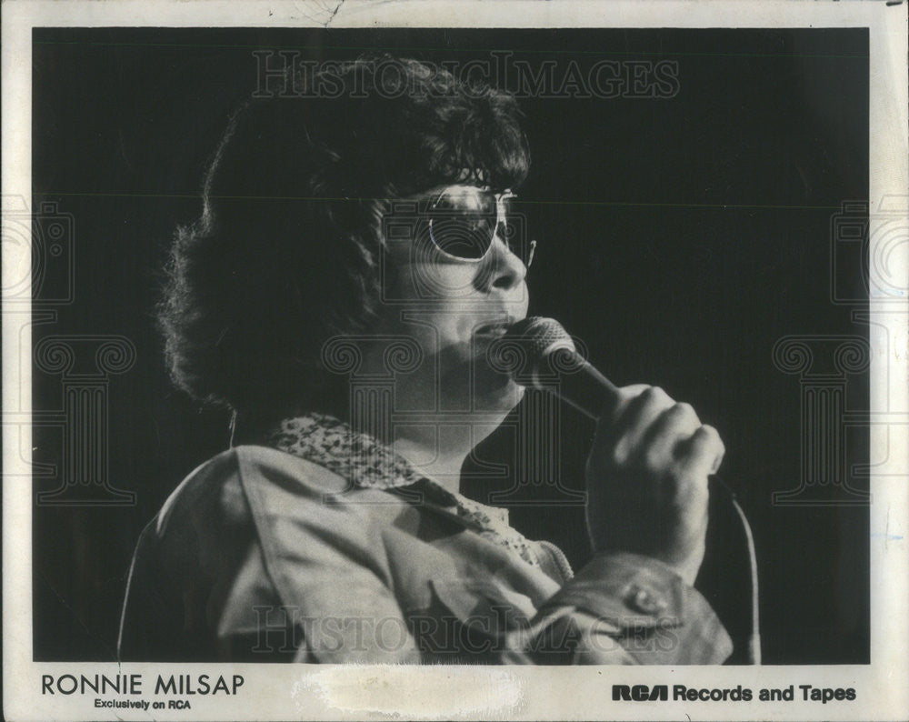 1975 Press Photo Blind Singer Ronnie Milsap - Historic Images