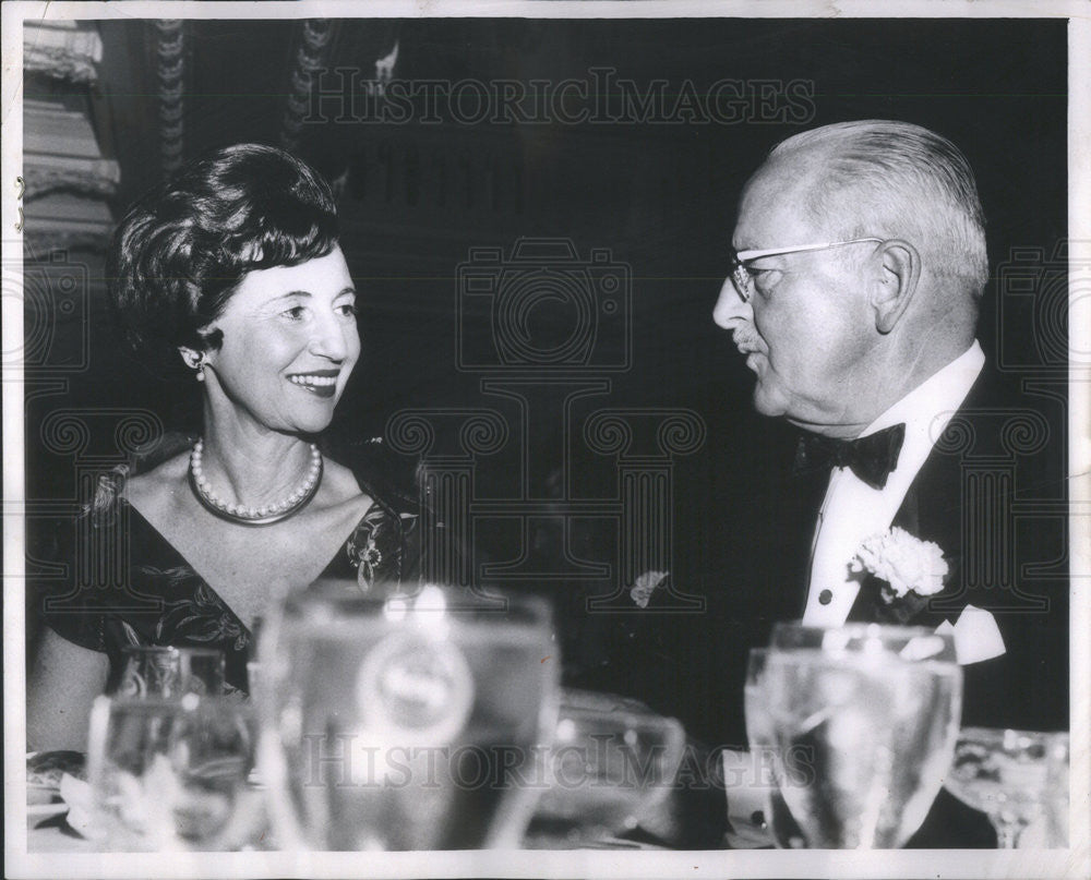 1960 Press Photo Mrs. Ralph Mills - Historic Images