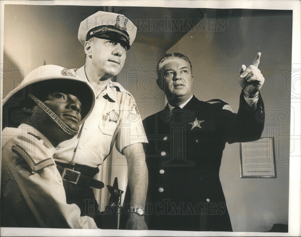 1964 Press Photo Jamaican Constable Rupert White Visits Chicago Police Station - Historic Images