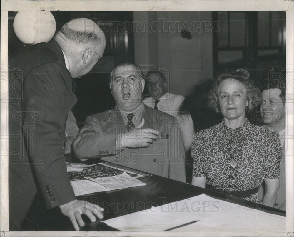 1944 Press Photo Mrs Amanda Spielman annoyed w/ Dimitri Onofrei opera star - Historic Images