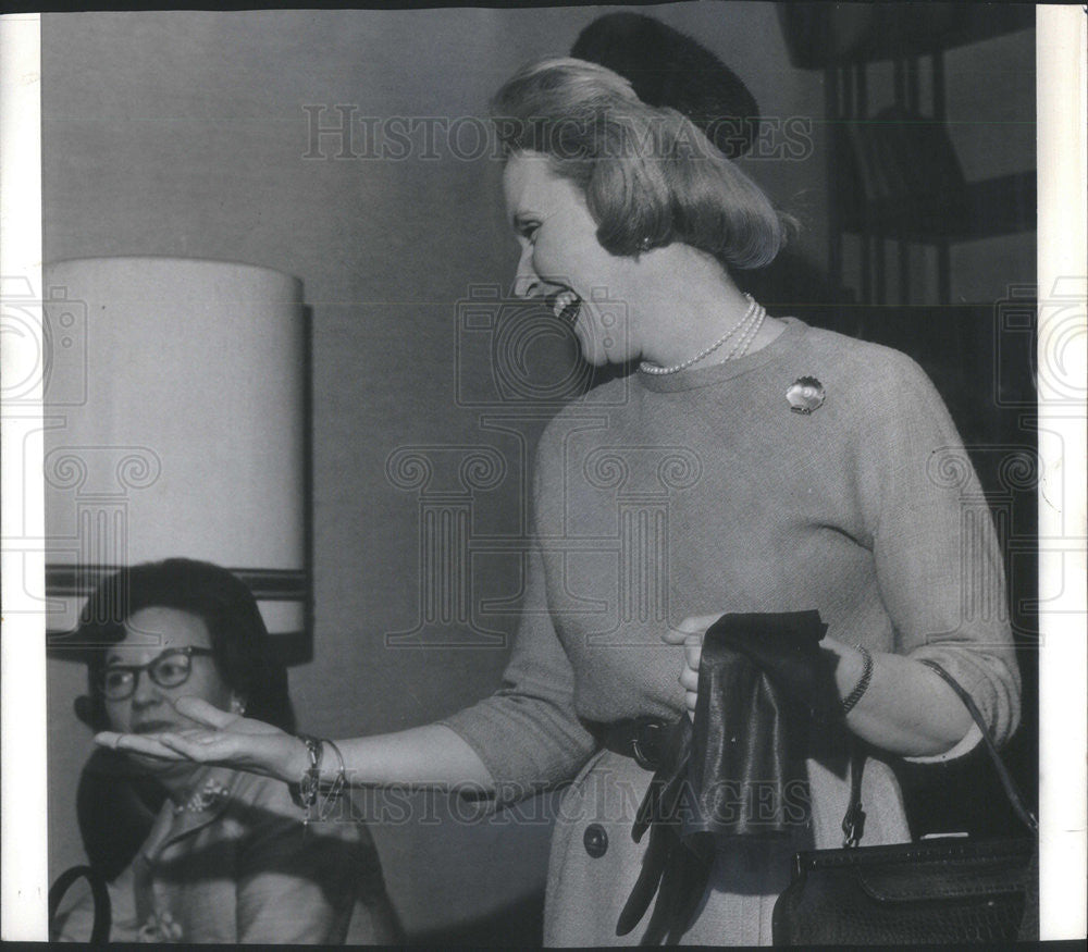 1965 Press Photo Mrs. T. Emmet O&#39;Neil Going To Planning Luncheon For Debutantes - Historic Images