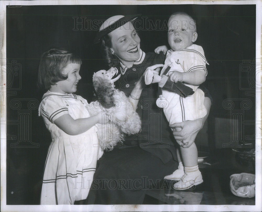 1956 Press Photo Mrs. Thomas Emmett O&#39;Neill, Margaret Mary &amp; son Thomas Jr. - Historic Images