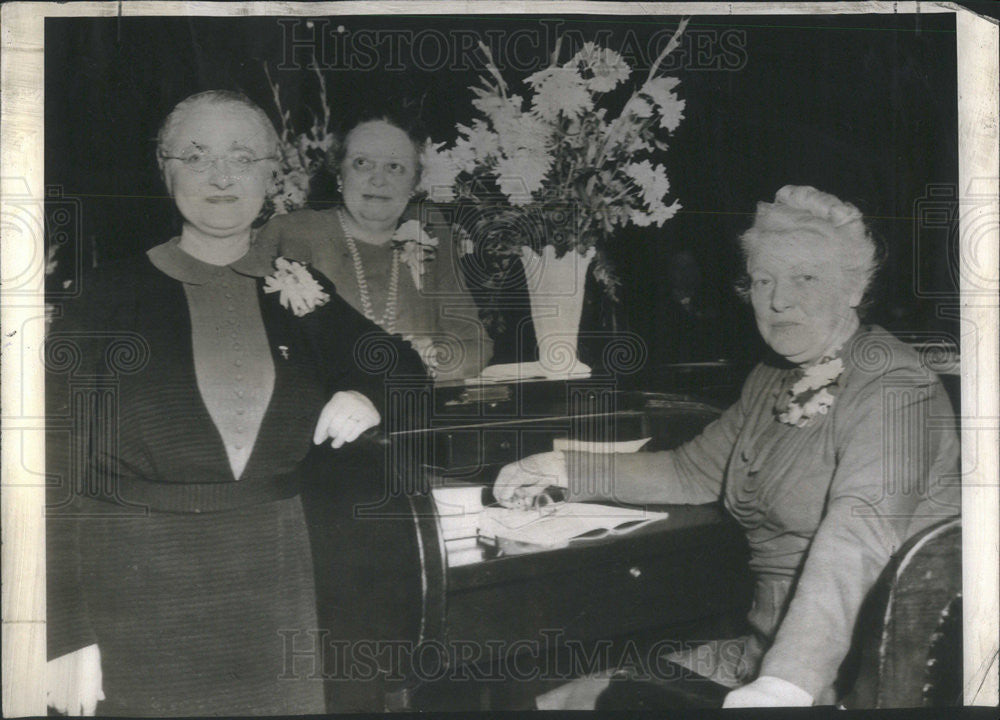 1943 Press Photo Mrs. Moud Peffers, Mrs. Bernice Van der Vries, Lottie O&#39;Neill - Historic Images