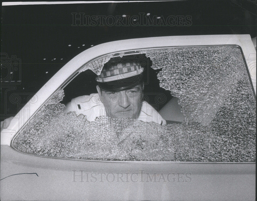 1970 Press Photo Lt. Edward O&#39;Nelli Looks at right Rear Window - Historic Images