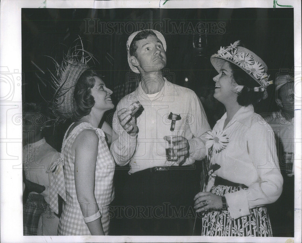 1958 Press Photo Mrs. Emnet O&#39;Neill and Howard Carroll  Mrs Roatislov Romonoff - Historic Images