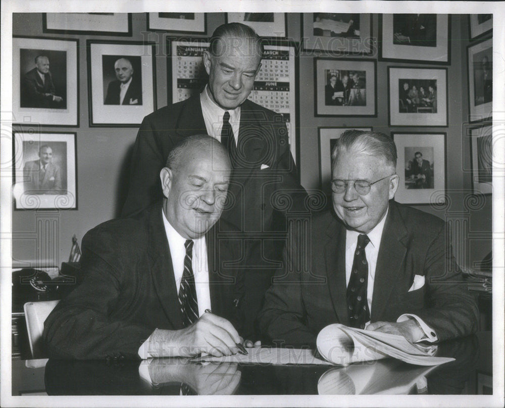 1955 Press Photo Powerama contract signed by CR Osborn of General Motors - Historic Images