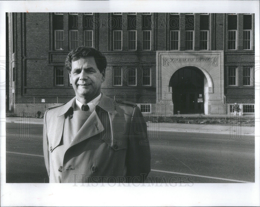 1991 Press Photo Developer Lawrence O&#39;Brien In Renovated Schoenhofen Brewery - Historic Images