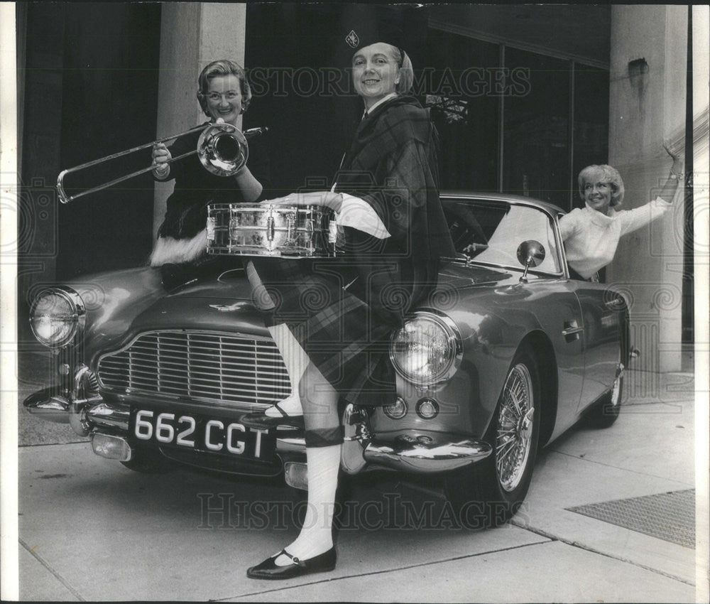 1965 Press Photo trio does promo for Royal Marines Tattoo performance in Chicago - Historic Images