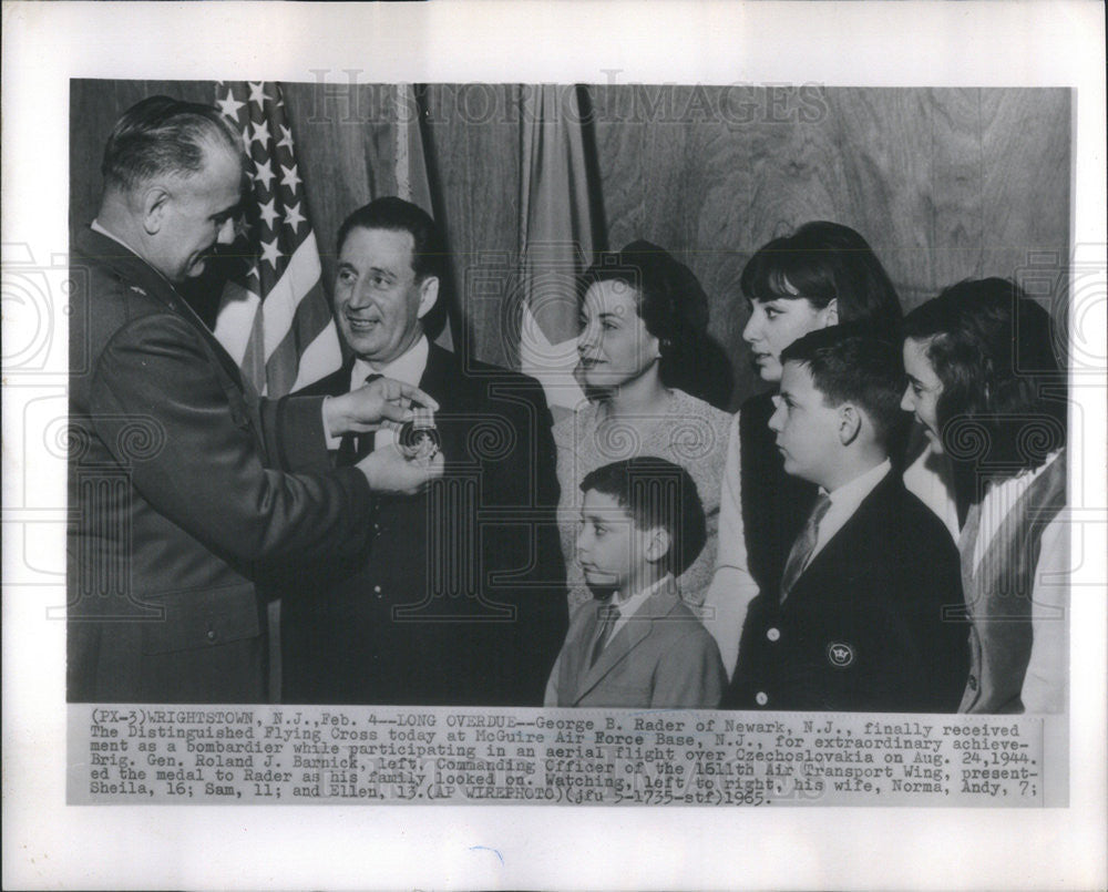 1965 Press Photo George Rader Distinguished Flying Cross Czechoslovakia Mission - Historic Images