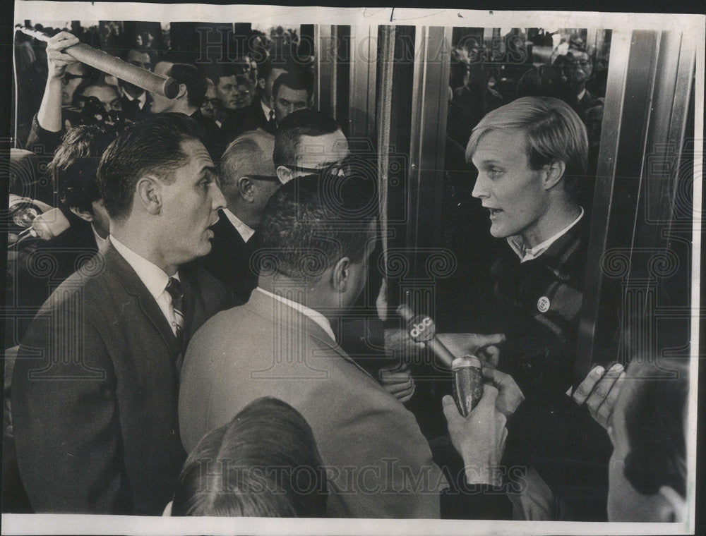 1967 Press Photo Gary Rader Demonstration Federal Building - Historic Images