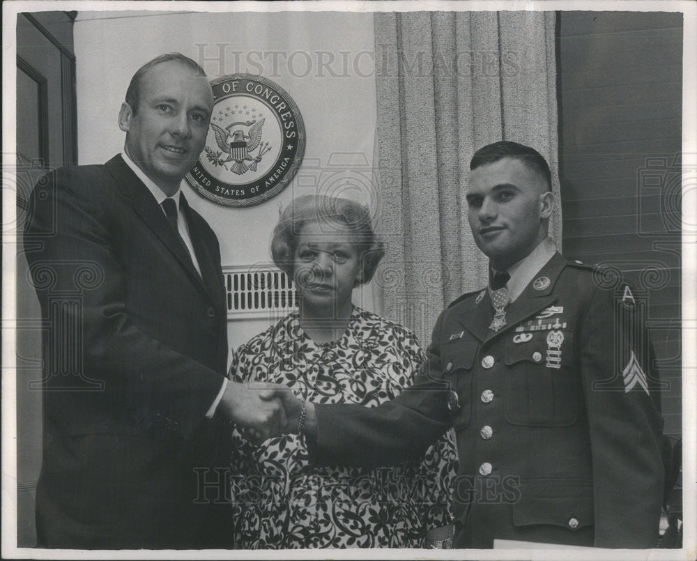 1968 Press Photo Congressman Tom Railsback Sgt. John Baker Congressional Medal - Historic Images