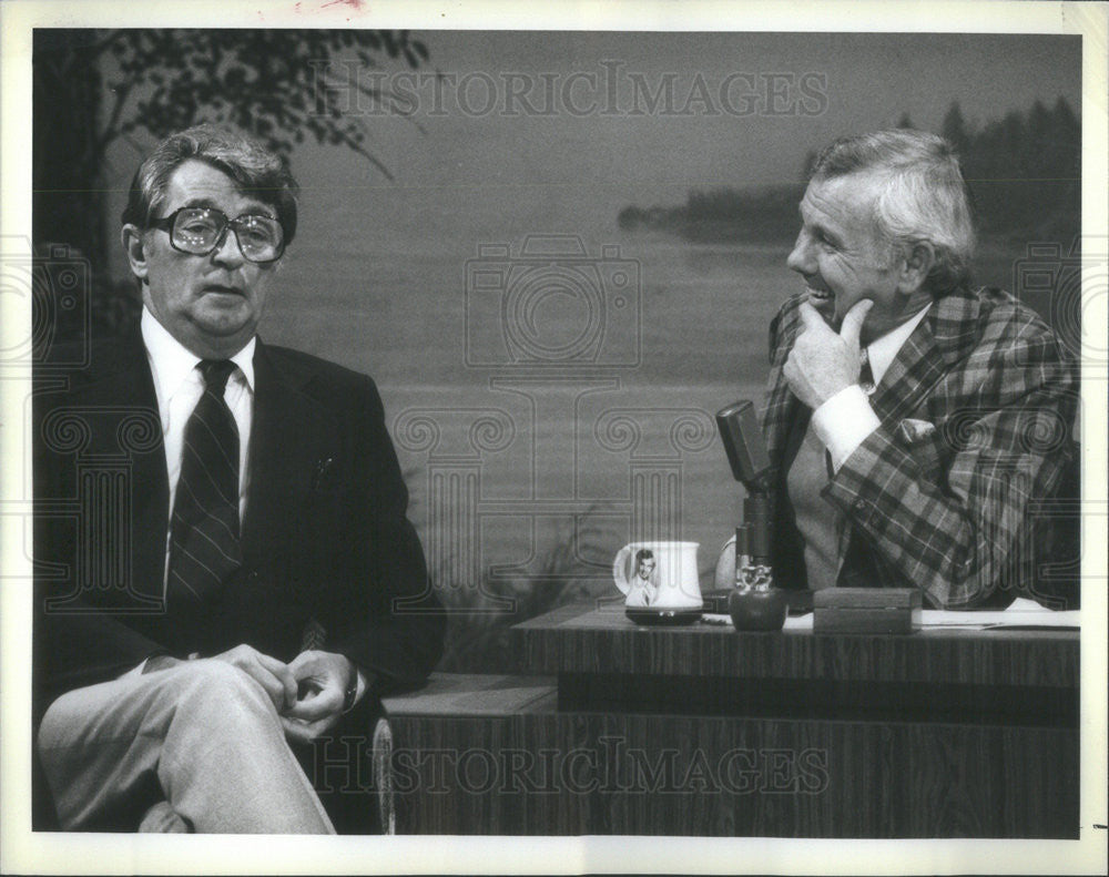 Press Photo Robert Mitchum, Johnny Carson - Historic Images