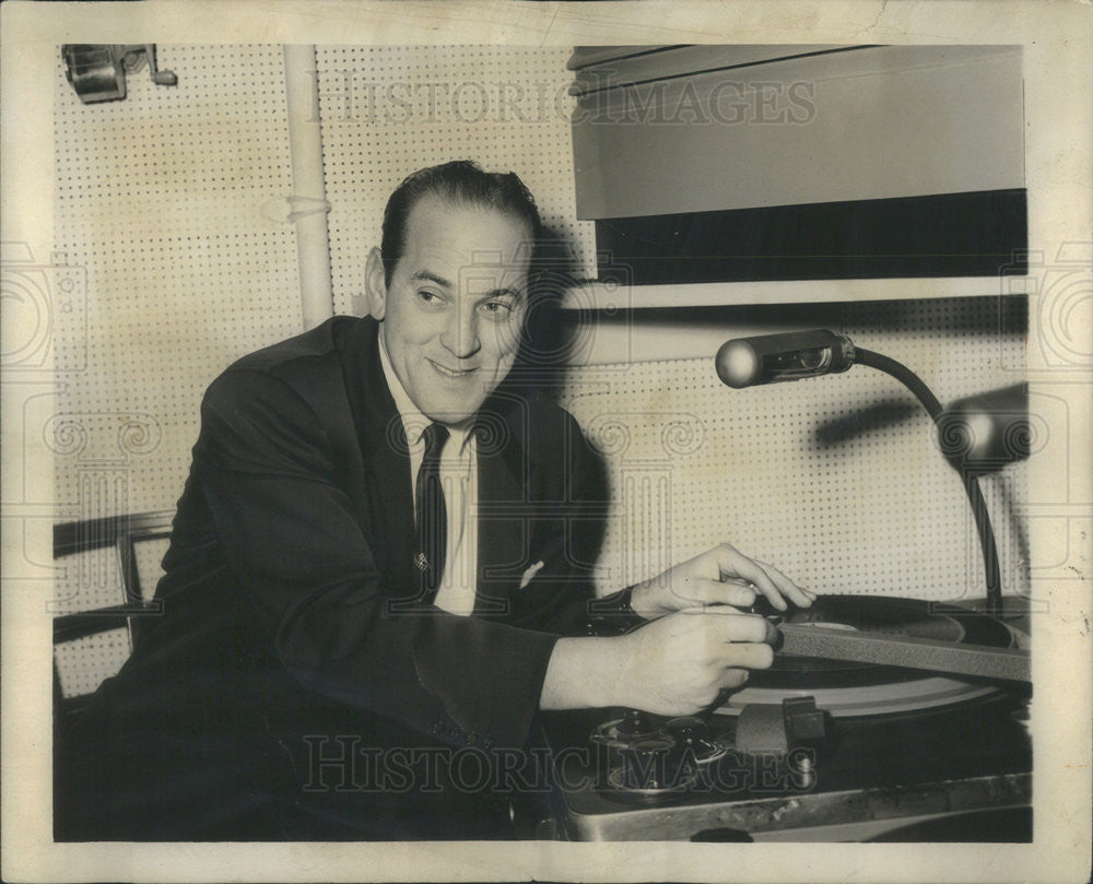 1954 Press Photo Disk Jockey Howard Miller - Historic Images