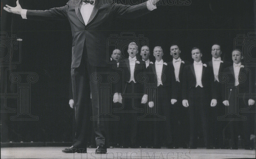 1962 Press Photo Mitch Miller Collegiate Singers Chicago Stadium Talent Showcase - Historic Images