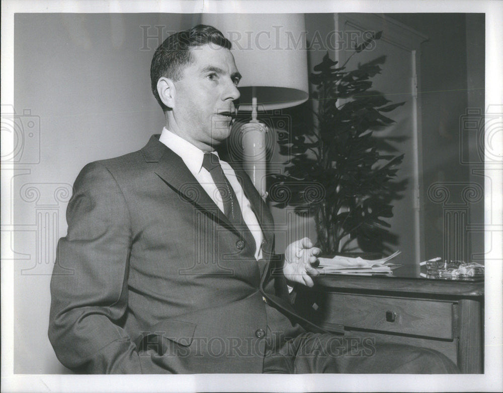 1960 Press Photo Gov. Wesley Powell of New Hampshire During a Press Conference - Historic Images