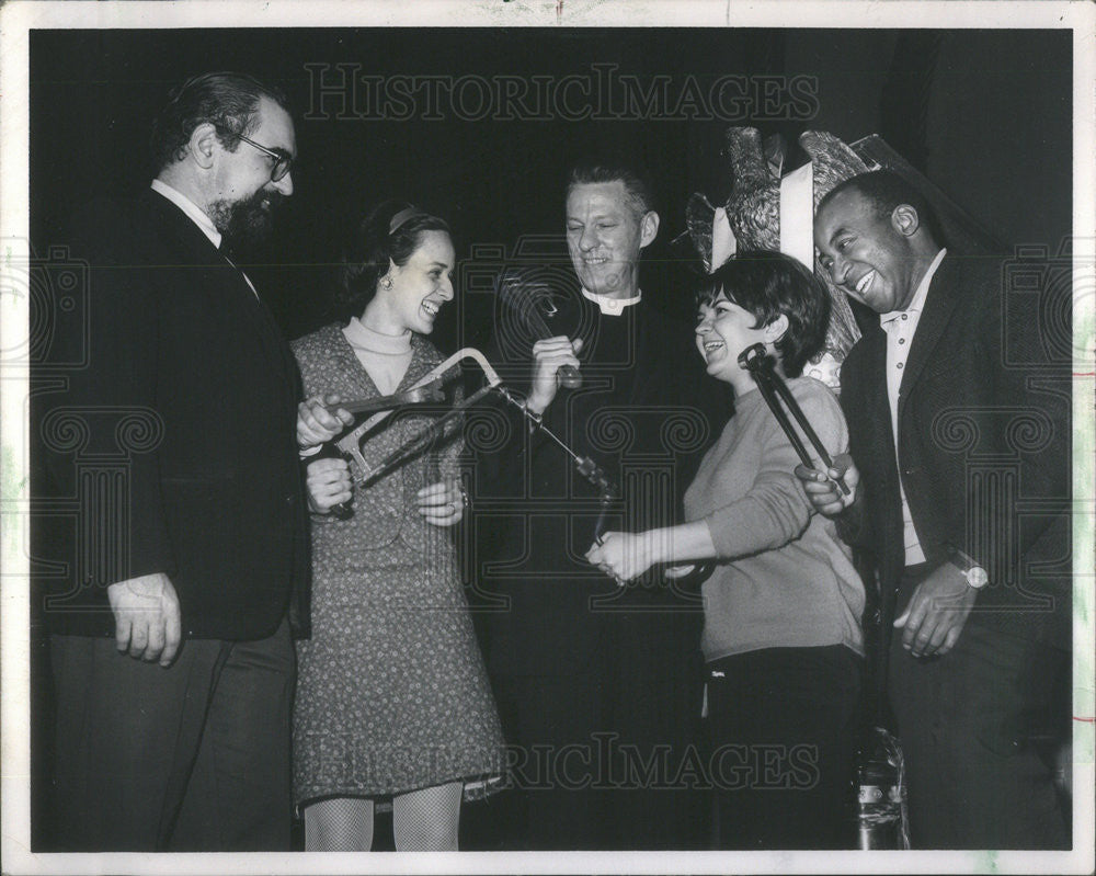 1967 Press Photo Rev. Walter F. Rauh Executive Director of Randall House - Historic Images