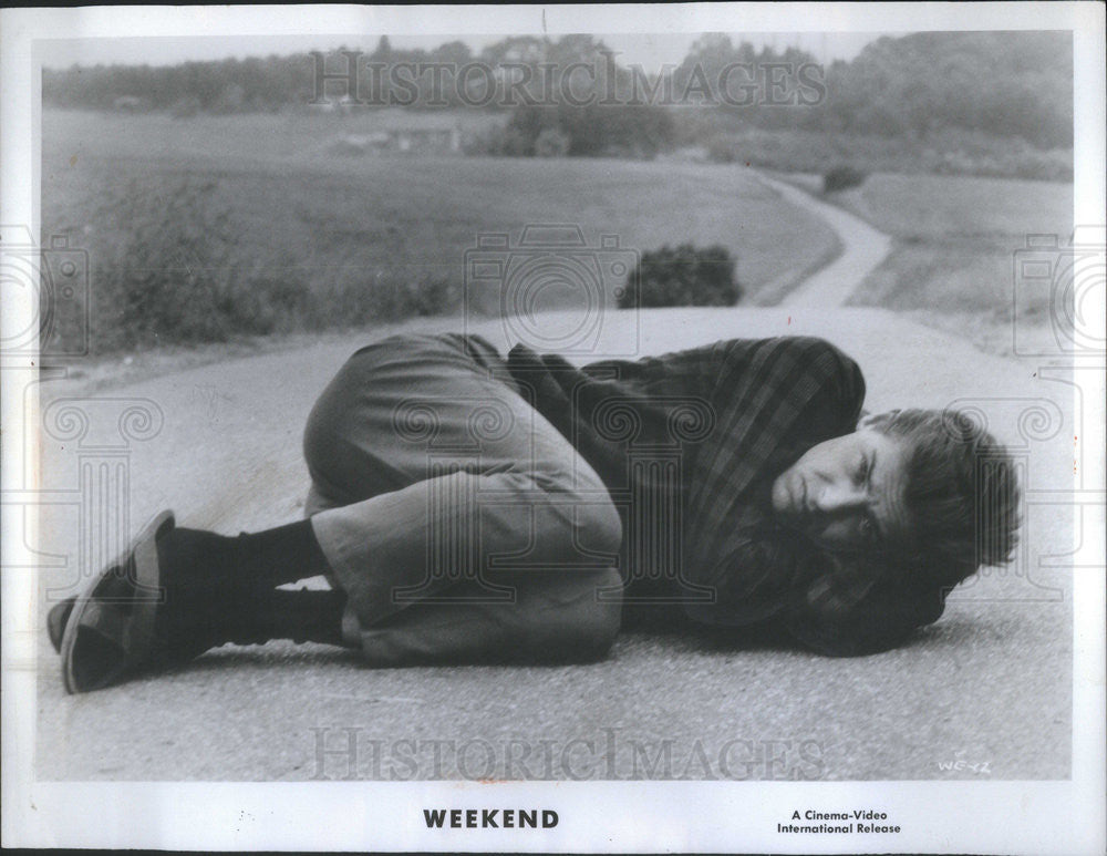 1964 Press Photo Willy Rathnov in &quot;Weekend&quot; lies down in the rood in regignation - Historic Images