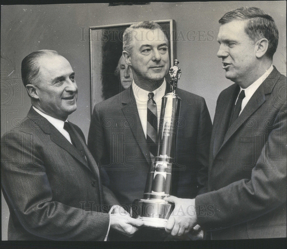 1964 Press Photo Robert Wallace presents trophy to Arnold Rauen and Patrick Hoy - Historic Images