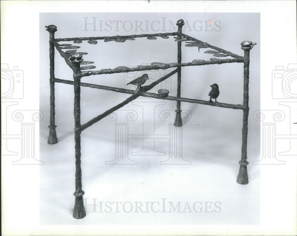 1985 Press Photo Low Bronze Table Has Gilded Leaves, Tortoises and Sparrows - Historic Images