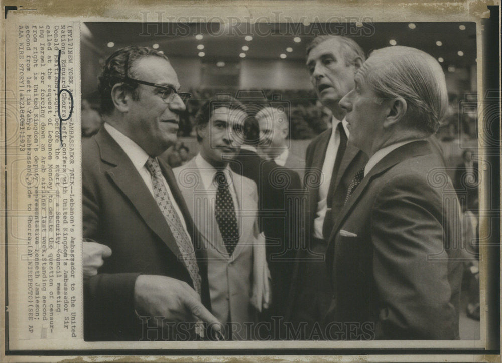 1973 Press Photo Ambassador Talk Edouard Ghorra Lebanon, Sir Donald Maitland UK - Historic Images