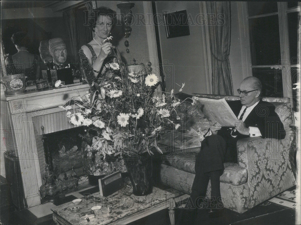 1961 Press Photo Man and woman relax in living room - Historic Images