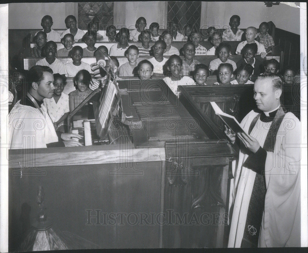 1958 Press Photo Rev. Kenneth Proefrock Conducting Morning Service - Historic Images