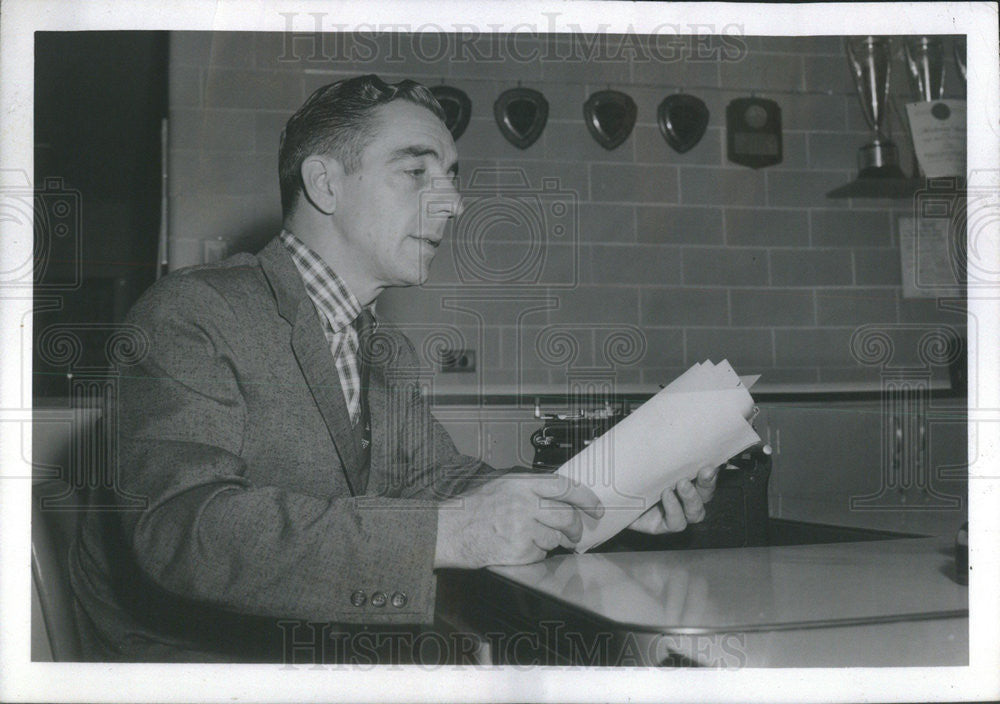 1958 Press Photo Paul Molloy American Columnist Chicago - Historic Images