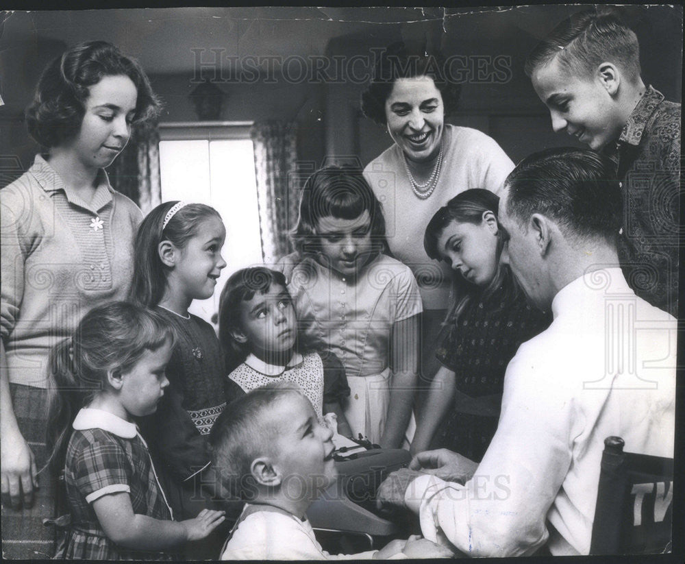 1961 Press Photo TV Critic Paul Molloy Family Mark Barbara Marcia Lisa Shonagh - Historic Images