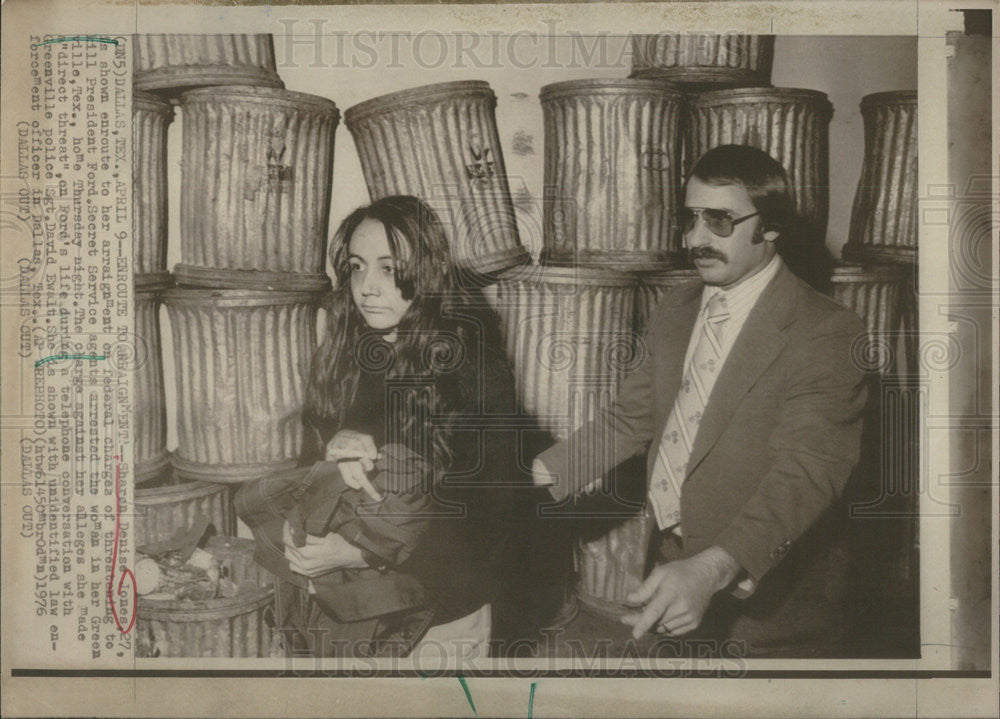 1976 Press Photo Sharon Denise Jones Charged For Threatening President Ford Life - Historic Images