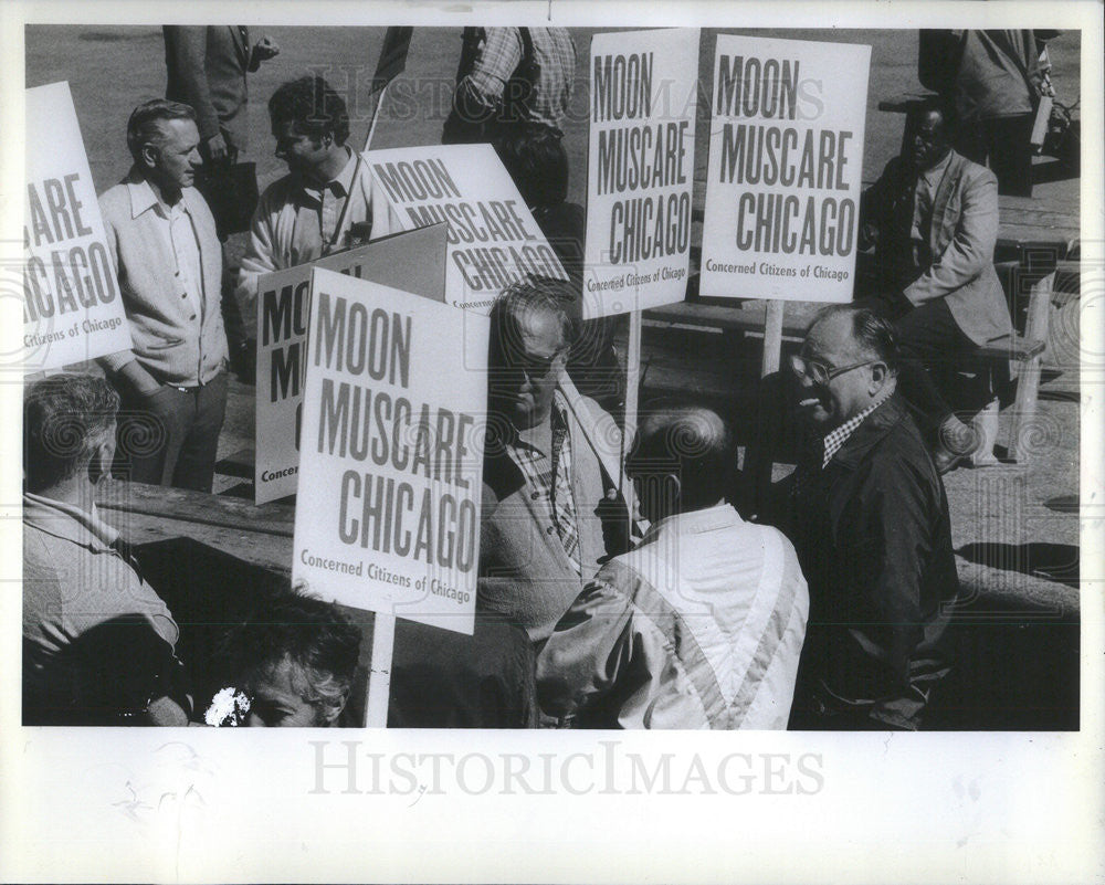 1982 Press Photo Chicago Fire Fighters Union Frank Muscare Supporters Picketing - Historic Images