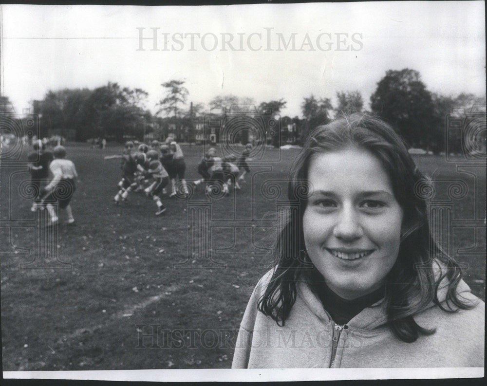 1976 Press Photo Tina Muscare sues the city to be allowed to play football - Historic Images