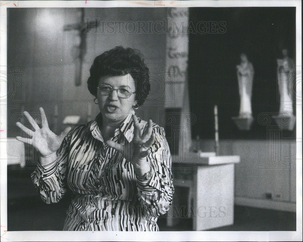 1977 Press Photo Rosalie Rheinhardt at St Andrews Church doing church service - Historic Images