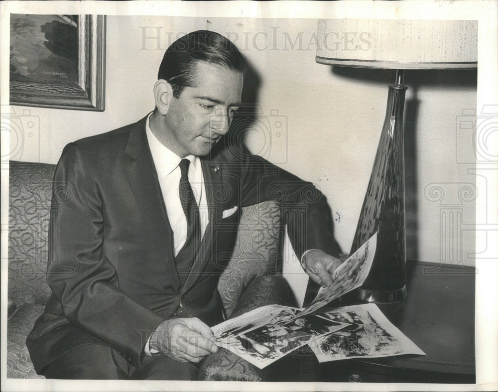 1963 Press Photo Former King Peter II of Yougoslavia looking at pictures - Historic Images