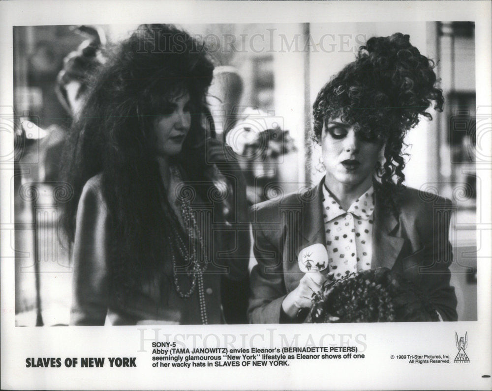 1989 Press Photo Tama Janowitz &amp; Bernadette Peters Star In Slaves Of New York - Historic Images