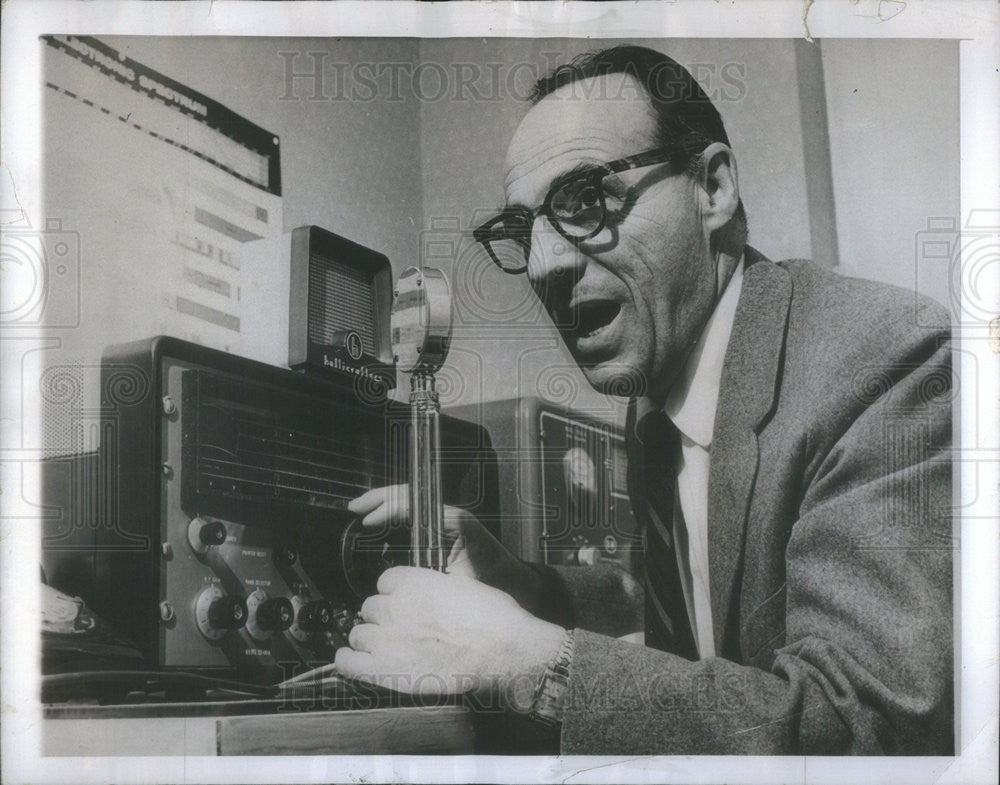 1962 Press Photo Dr Michael J Peters of PA Giving Medical Advice Via Ham Radio - Historic Images