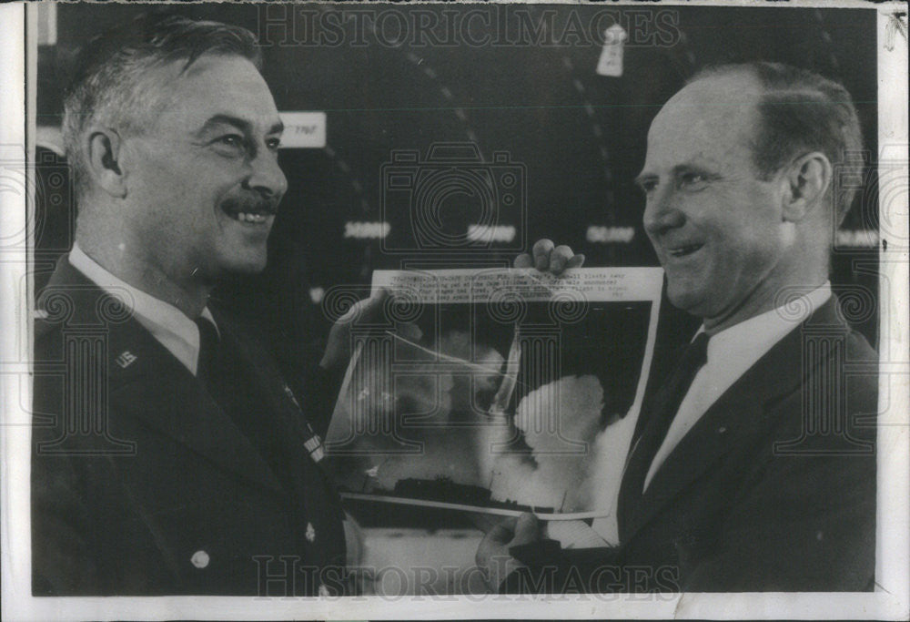 1959 Press Photo Army Missile Chief Maj. Gen. J. B. Medaris and Dr. William - Historic Images