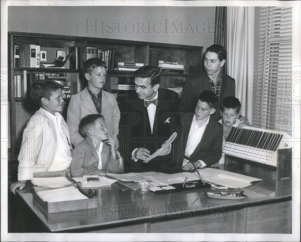 1961 Press Photo Thomas Meara Assistant Director World Book Gavin Dalgish - Historic Images