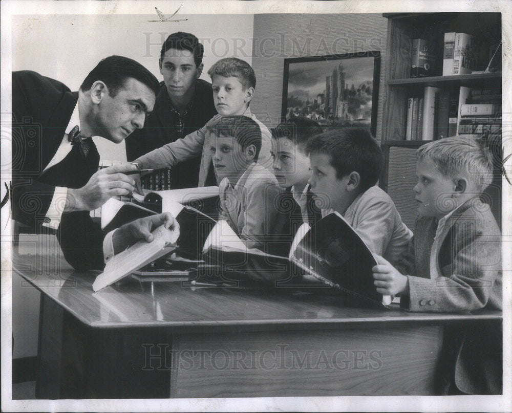 1961 Press Photo Thomas Meara Youngsters Visit World Book Offices Jim Kaufman - Historic Images