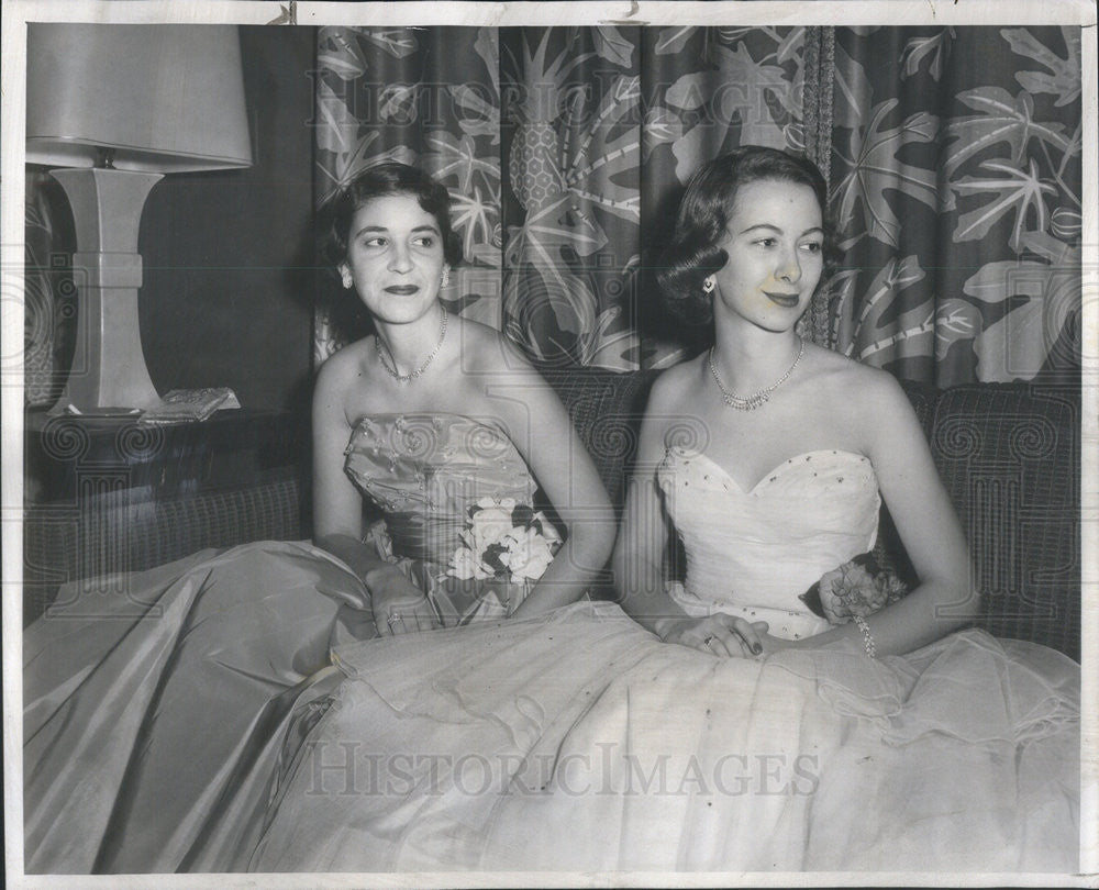 1954 Press Photo Diana Curtis and Alicia McKenna at Racquet Club Cocktail party - Historic Images